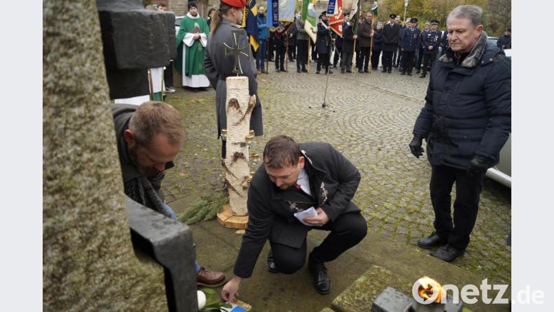 Bürgermeister Markus Ludwig legt einen Kranz nieder. Bild: arw
