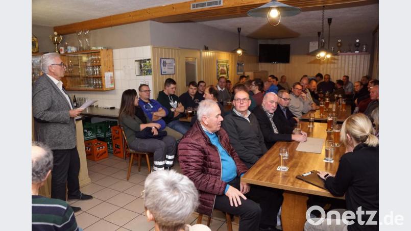 Im Sportheim war kein Stuhl mehr frei, als Zweiter Bürgermeister Josef Hecht (stehend) mit den Bürgern anstehende Probleme und Vorhaben besprach. Eine weitere Reihe von Besuchern fand am Durchgang zum Saal Platz. Bild: bkr