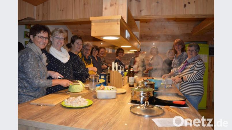 Auf der großen Kochinsel in der „Lernküch“ von Hauswirtschaftsmeisterin Brigitte Stautner (Zweite von rechts) machte das Zubereiten der Speisen Spaß. Bild: bej