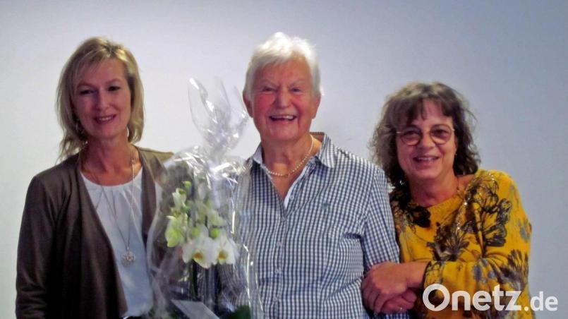 Für ihr 30-jähriges Engagement gratulieren Edith Weinhart (links) und Christine Hüttner (rechts) Übungsleiterin Rosemarie Meier. Bild: R. Kreuzer