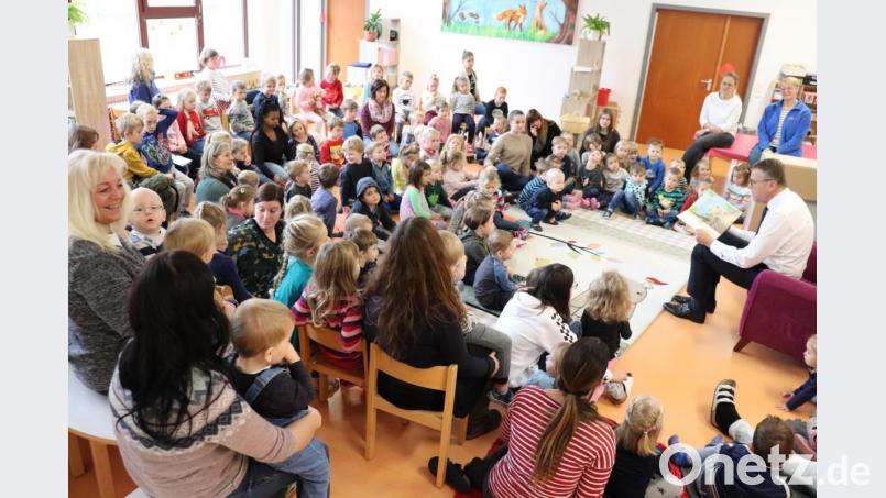 Bürgermeister Franz Stahl (rechts) beim Vorlesen im Kinderhaus. Auch Kinderhaus-Leiterin Silvia Markowski (links) hatte ihre Freude an der Geschichte. Bild: exb/Stadt Tirschenreuth