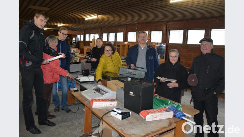 Am Samstagnachmittag war das Warenlager schon ziemlich ausgeräumt. Hausoberer Bruder Markus Adelt (Dritter von rechts) mischte sich gern unter die Interessenten, gab ihnen Tipps und beriet bei der Schnäppchenjagd. Der Flohmarkt war für Fockenfeld ein großer Erfolg. Bild: jr