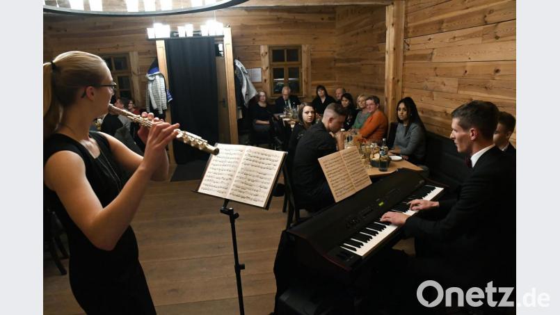 Lisa-Marie Holzschuh (Flöte, links), frischgebackene Kulturförderpreisträgerin der Stadt Amberg, und Johannes Raab (rechts) am Piano gestalten die musikalische Weinprobe in der Molzmühle mit. Bild: Petra Hartl