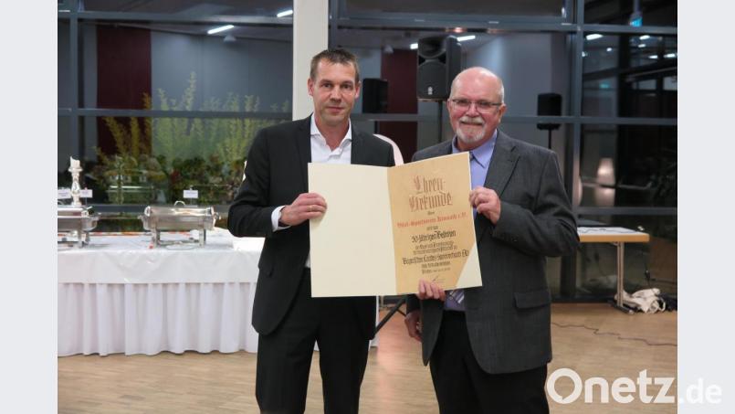 Kreisvorsitzender Andres Malzer (links) überreichte Vorsitzendenm Hans Breuer die Ehrenurkunde des BLVS. Bild: jzk