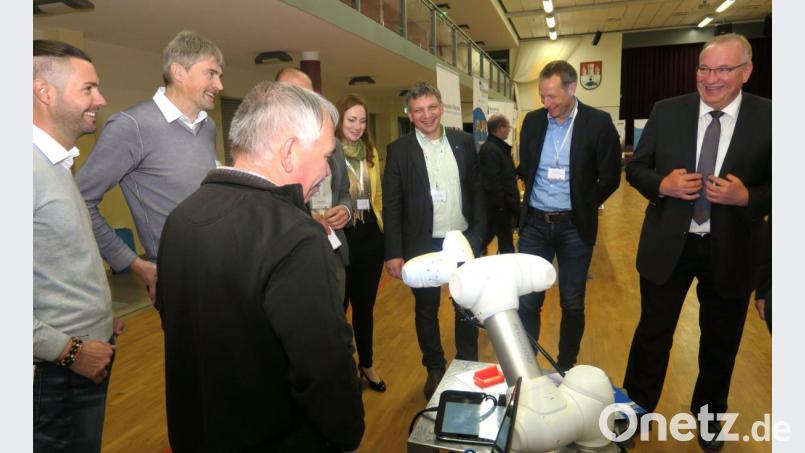 Bezirkstagspräsident Franz Löffler (rechts) interessierte sich für den Roboter einer Weidener Softwarefirma, der Prüfdienste aller Art übernehmen kann. Bild: Hirsch