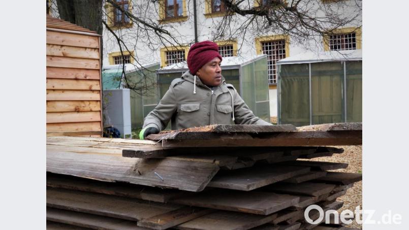 Eifrig packen die Migranten mit an. Ohne deren Mithilfe wäre die viele Arbeit für den Aufbau ehrenamtlich kaum zu bewälitgen. Bild: ubb