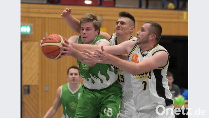 Kapitän Sergej Hacksteder (rechts) und Wladimir Spulin (Mitte) zeigen hier viel Einsatz und Kampf um den Ball. Bild: ref