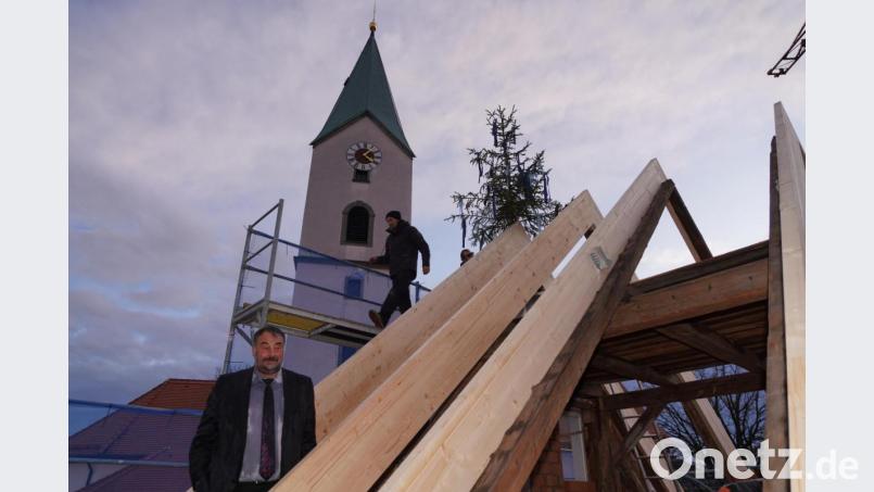 Bürgermeister Josef Beimler wird beim Richtfest nass. Bild: fvo