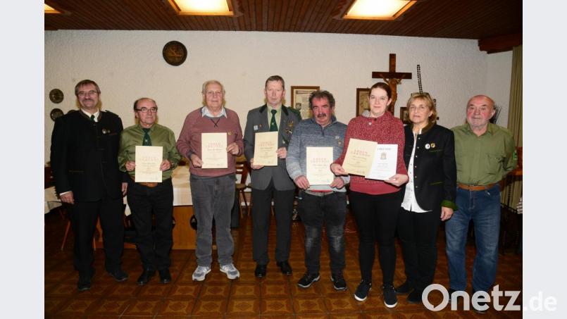 Die langjährigen Mitglieder Walter Pflaum (60 Jahre), Alois Hubmann, Herbert Stahl (beide 50 Jahre) und Herbert Meierl, Josef Hartwig (vertreten von Tochter Doris, beide 40 Jahre) würdigte Schützenmeisterin Annelie Stahl (Zweite von rechts) als "Unterbau des Vereins". Bild: bey