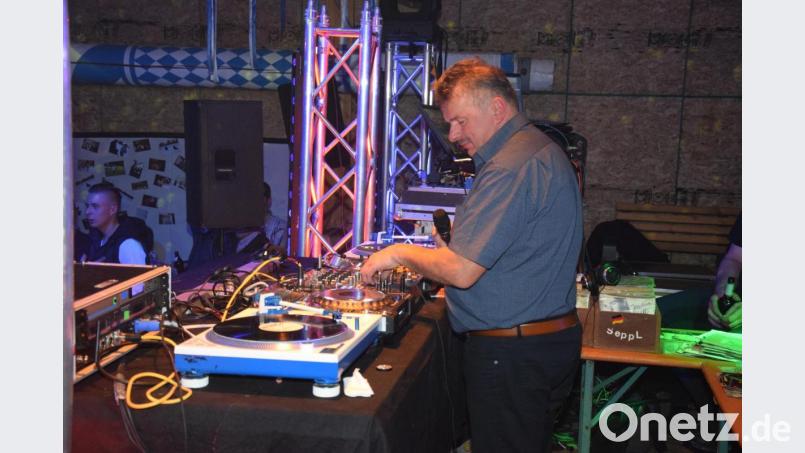 DJ Joe zieht alle Register und lockt damit viele &quot;Tanzwütige&quot; auf die Tanzfläche. Bild: fla