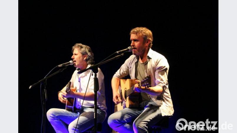 Bei einem Doppelgänger-Wettbewerb hätten Thomas Wacker und Thorsten Gary (von links) keine Chance. Musikalisch kommen sie Paul Simon und Art Garfunkel aber sehr nahe - zur Freude des Publikums. Bild: dwi