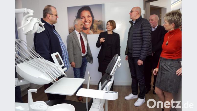 Zahnärztin Katrin Regler zeigte der SPD-Abordnung um Bürgermeisterkandidat Anton Dornheim (Dritte und Vierter von rechts) die Praxiseinrichtung. Bild: bkr
