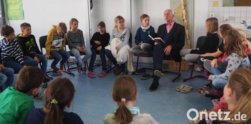 Die Begeisterung für Bücher weckte beim diesjährigen Bundesweiten Vorlesetag auch Bürgermeister Peter König, der den Kindern der Klasse 3b aus dem Buch &quot;Ein Denkmal für Frau Hasenohr&quot; vorlas. Bild: jpl