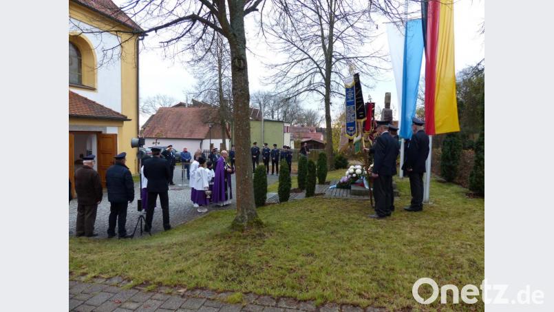 Monsignore Andreas Uschold vor dem Kriegerdenkmal in Neudorf. Bild: hme
