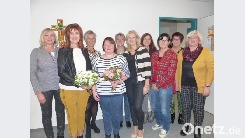Während die neue Vorsitzende Andrea Gollwitzer (Zweite von links) mit Blumen begrüßt wird, erhält Martina Rauch (Vierte von links) ein Präsent von Andrea Lang (Fünfte von rechts) im Beisein des neuen Vorstands (von links) Renate Zehent, Anita Stauber, Corinna Kurzian-Rewitzer, Karina Heinle, Heidi Völkl und Roswitha Sier sowie Leiterin Elisabeth Schieder (Fünfte von links). Bild: sl