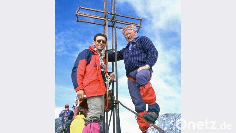 Auf den höchsten Gipfeln der Alpen unterwegs: Franz Kamlinger (rechts) zeigt beim Fotoklub Flossenbürg Erinnerungen an seine zahlreichen Touren "ganz hoch oben". Repro: nm