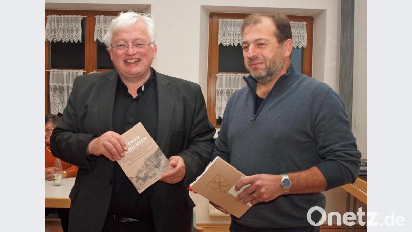 Eine Ausgabe des zweiten Bands seiner „Riedner Geschichten“ überreichte Ortsheimatpfleger Hubert Haas (rechts) an Pfarrer Gottfried Schubach. Bild: sön