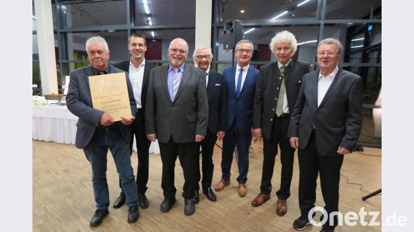 Vorsitzender Hans Breuer (Dritter von links) und Schatzmeister Dieter Niewolik (links) vom Vitalsportverein freuten sich über die Glückwünsche von Bezirkssportwart Josef Pohl, Landrat Wolfgang Lippert, Bürgermeister Werner Nickl, Dieter Menzel und Andreas Malzer (von rechts). Bild: jzk