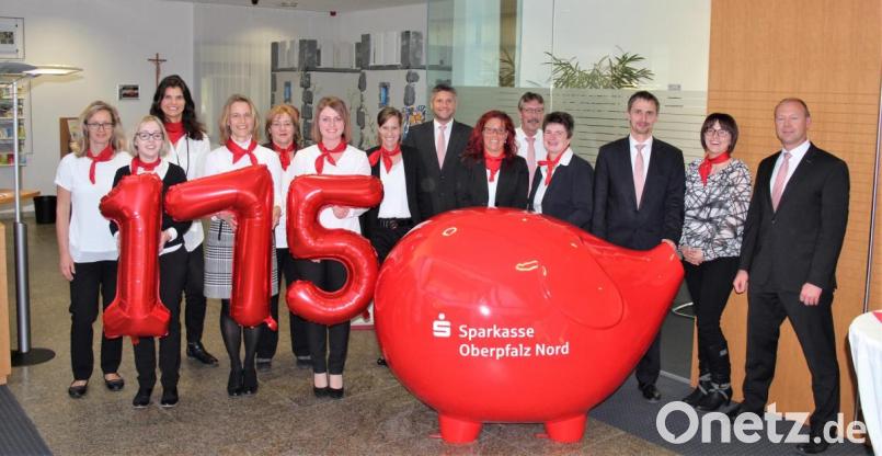 Das Team der Kemnather Sparkasse um Filialleiter Markus Dötterl (Dritter von rechts) feierte das 175-jährige Bestehen der Einrichtung. Bild: stg