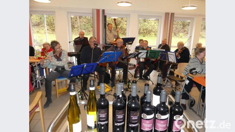 Musik- und Weingenüsse bereiten Freude im BRK-Seniorenheim. Bild: rn
