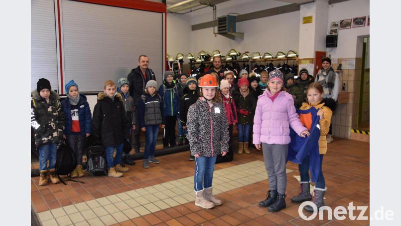 Die vierte Klasse der Grund- und Mittelschule Floß bei der Feuerwehr. Bild: Lowak
