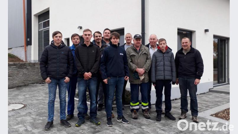 „Unser Gemeinschaftshaus ist eine echte Gemeinschaftsleistung!“ – Dieses Fazit zog Ortssprecher Hans Scharl (r.), der seinen Dorfmitbewohner herzlich für ihr Engagement dankte. Einige der zahlreichen Helfer konnten auch zum Fototermin kommen. V. l.: Michael Dotzler, Florian Dotzler, Tim Preißer, Stefan Dotzler, Christian Riß, Martin Dotzler, Peter Müller, Richard Ammer, Georg Riß und Josef Dotzler. Bild: u
