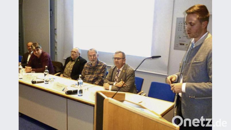 Die Aufgaben des Landesamts für Pflege, insbesondere das Thema Landespflegegeld, erläuterte Raphael Gaillard, der Leiter des Präsidentenbüros (rechts) beim Seniorenforum der Stadt Amberg. Bild: usc