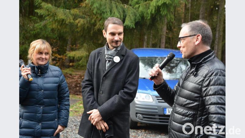 Bürgermeister Sommer (rechts) und Egers Oberbürgermeister Antonin Jalovec sprachen am Samstagvormittag am Mahnmal und gedachten der Opfer des Eisernen Vorhangs, links eine Dolmetscherin. Bild: jr