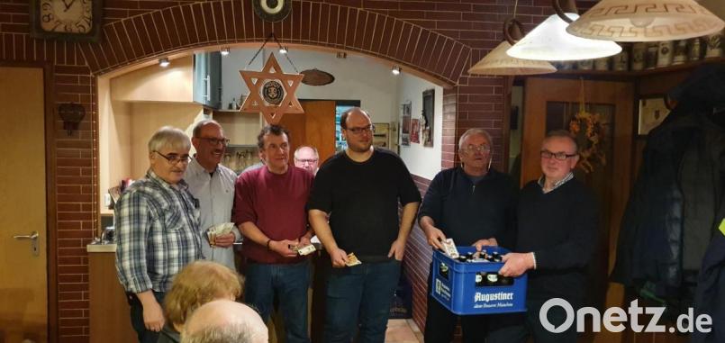 Die Bestplatzierten und die Organisatoren des Preisschafkopfs mit (von links) Vorsitzendem Rupert Seitz, den Siegern Klaus Zahn und Josef Mois sowie dem Drittplatzierten Achim Bittner und dem Gewinner des Trostpreises, Alfons Mois. Zudem stellvertretender Vorsitzender Josef Schwab. Bild: rs