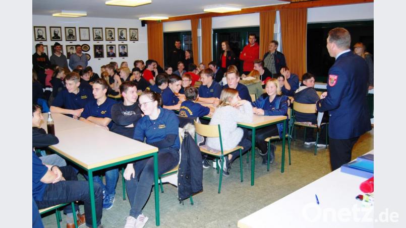 Aus allen Ortsteilwehren der Großgemeinde Vohenstrauß nahmen Nachwuchskräfte, unter Leitung von Kreisbrandmeister Christian Demleitner (rechts), am diesjährigen Wissenstest teil. Bild: dob