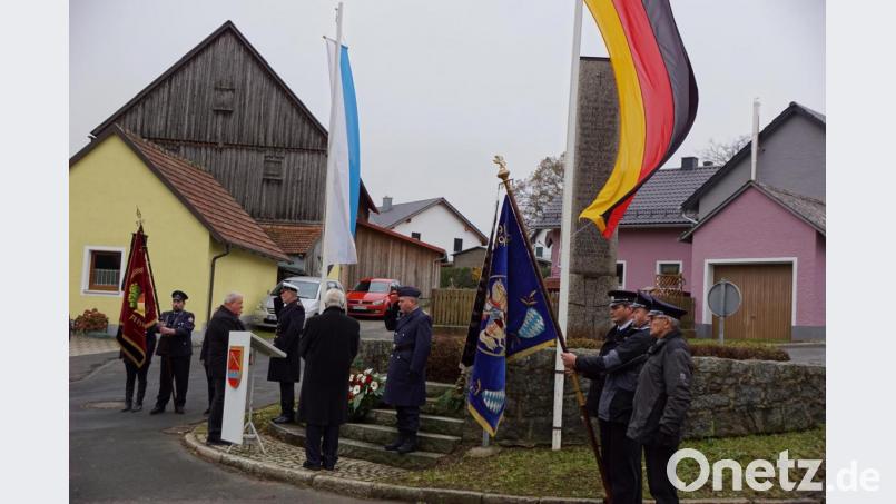 Kranzniederlegung am Kriegerdenkmal in Ahornberg. Bild: bkr