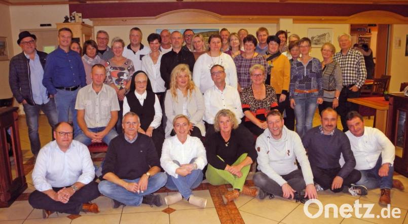 Die ehemaligen Lehrkräfte Schwester Juliane (zweite Reihe, Zweite von links), Christa Brunner (Zweite von rechts), Inge Reimer (Vierte von rechts) und Georg Hoffmann (rechts) waren beim Klassentreffen mit von der Partie. Bild: agr