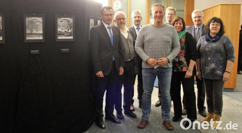 Karl-Heinz Thoma (Vierter von links) hat die Fotos vom „Wondreber Totentanz“ gemacht, die noch bis zum 5. Dezember in der Raiffeisenbank Kemnath gezeigt werden. Bild: stg