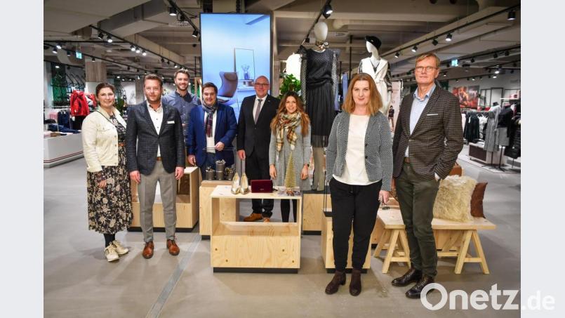 Industrial-Style mit edlen Akzenten kommt an: Überzeugt davon sind bei Frey (von links) Abteilungsleiterin Katharina Baumann, Hausleiter Tobias Kastner, Innenstadtkoordinator Dominik Hartmann, Sebastian Macht von "MAKnetisch", Oberbürgermeister Oliver Weigel, Stefanie Fürst von der Wirtschaftsförderung, Firmenchefin Caroline Frey und Geschäftsführer Helmut Hagner. Bild: Florian Miedl/fph