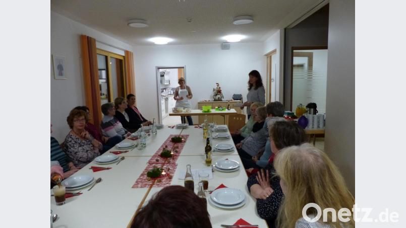Die Neudorfer Frauen sind auf das Menü von Marianne Paulus gespannt. Bild: hme