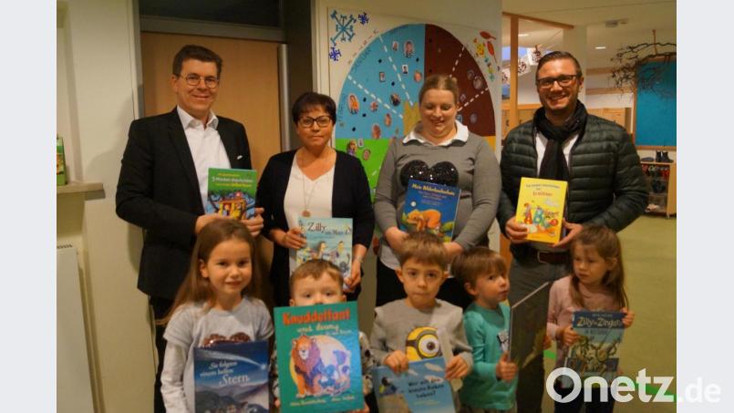 Weltbild-Chef Christian Sailer (hinten, von links) übergibt an die Leiterinnen des Kindergartens Manuela Scharnagl und der Eltern-Kind-Gruppe Michaela Hahn sowie Bürgermeister Ernst Lenk Bücher als Spende. Bild: du