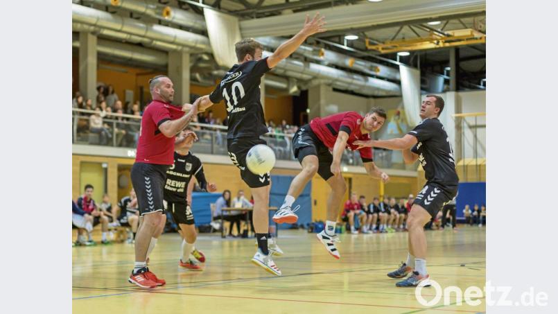 Michael Fütterer (rot) erzielt in dieser Szene eines seiner insgesamt 12 Tore. In einem heiß umkämpften Spiel erzwingt der HV Oberviechtach in letzter Sekunde ein 32:32-Remis gegen den TB Roding. Bild: gud