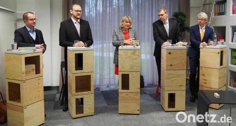 Das Modellprojekt &quot;5G4Healthcare&quot; stellen (von links) OTH-Professor Steffen Hamm, Landrat Andreas Meier, OTH-Präsidentin Andrea Klug, Ärzlicher Direktor der Kliniken Nordoberpfalz Thomas Egginer und OTH-Dekan Clemens Bulitta vor. Bild: Bühner