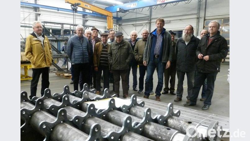 Werner Prüfling (Dritter von rechts vorne) von der Geschäftsführung hatte sich viel Zeit genommen, den Besuchern die Produktionabläufe und den umfangreichen Maschinenpark zu erläutern. Bild: bph