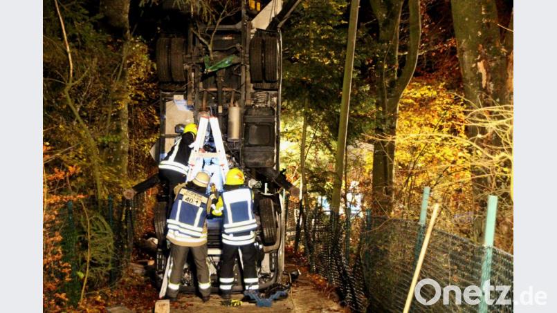 Einsatzkräfte der Feuerwehr sicherten den umgekippten Lastwagen. Bild: (c) Alexander Auer