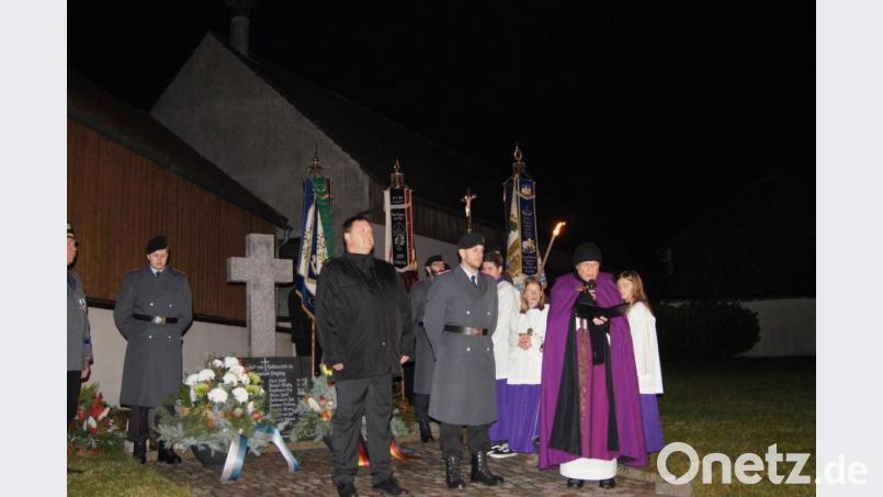 Gemeinsam mit der Ehrenwache der Patenkompanie und den Fahnenabordnungen gedachte Bürgermeister Ziegler der Opfer von Krieg und Gewalt in Högling. Bild: nib