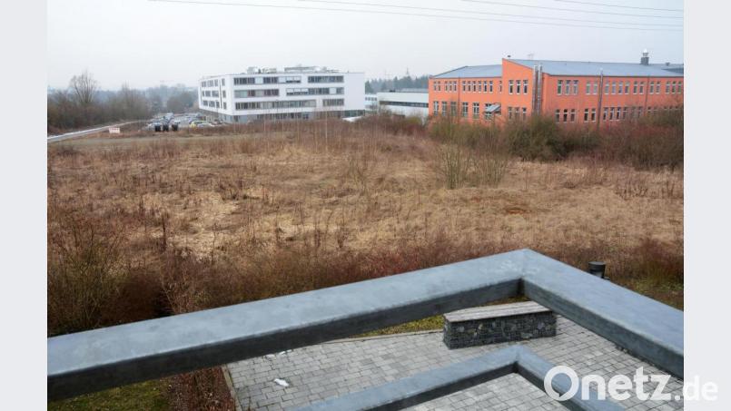 Auf diesem Grundstück zwischen FOS/BOS (weiß) und OTH soll eine Dreifach-Sporthalle entstehen. Weil dafür aber noch keine Gelder im Haushalt stehen, lehnen vier Vertreter der Bürgerliste das Zahlenwerk komplett ab. Bild: Gabriele Schönberger