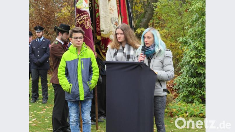 Dominik Härtl, Melanie Krieger und Gemeindereferentein Birgit Lang-Riebl (von links) sprechen nachdenkliche Worte zum Volkstrauertag. Bild: adj