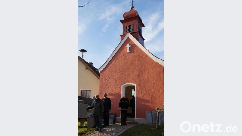 Die Mitglieder der Rottendofer Wassergemeinschaft um Vorsitzenden Johann Böhm (links) renovieren seit Juli in unzähligen Stunden ihre Dorfkapelle. Bild: weu