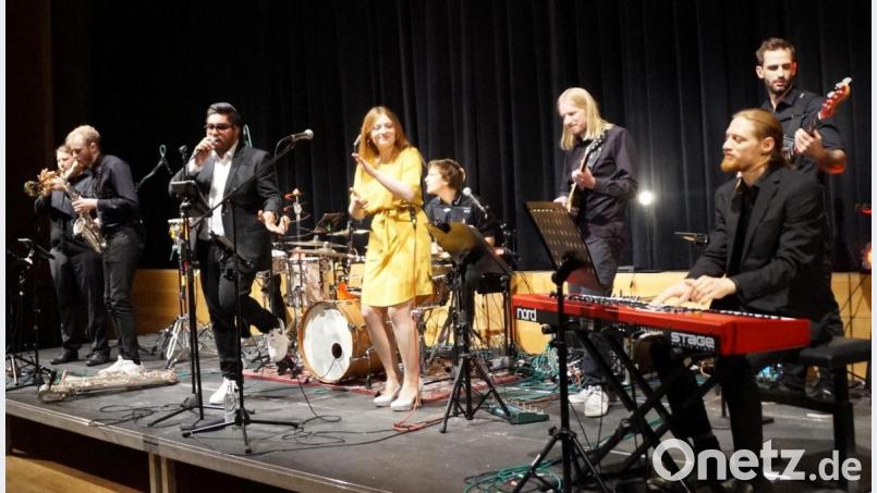 Mit ihrer Performance „A Tribute to Stevie Wonder“ rissen die acht ambitionierten Musiker das Publikum in der Schwarzachtalhalle mit. Bild: weu