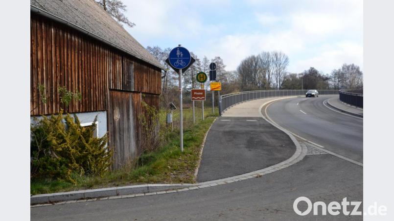 Neben der Scheune ist der für das Wartehäuschen vorgesehene Platz. Bild: gi