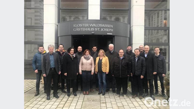 Wenige Tage nach der Nominierungsversammlung trafen sich die Marktratskandidaten der CSU Plößberg im Gästehaus des Klosters Waldsassen. Unter ihnen Bürgermeister Lothar Müller (2. von links), FU-Kreis- und Ortsvorsitzende Tina Zeitler (4. von links) und Dachorganisationsvorsitzender Markus Preisinger (2. von rechts). Bild: flt