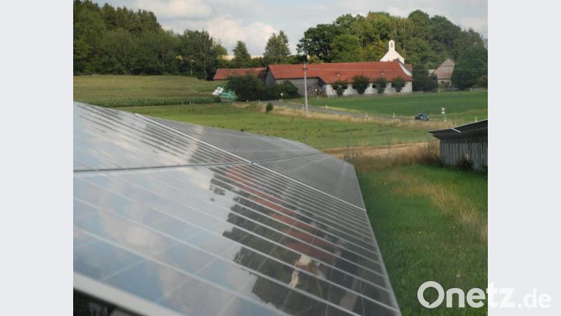 Zusätzlich zur Freiflächen-Photovoltaikanlage im Industriegebiet bei Hof (Bild) ist ein größerer Solarpark beim Ortsteil Schlüsselhof geplant, und zwar an der Kreisstraße SAD 44 zwischen Oberviechtach und Wildeppenried. Bild: Portner