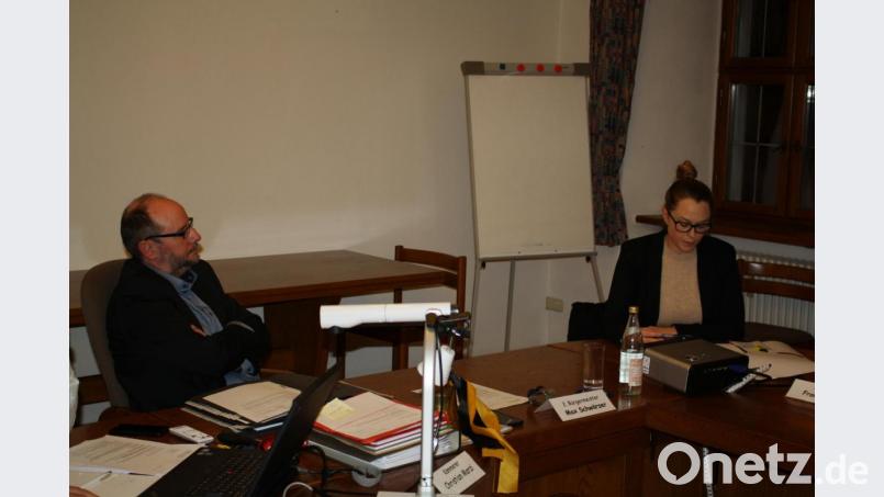 Architektin Lena Beyrich erläutert die Stellungnahmen aus dem Öffentlichkeitsbeteiligungsverfahren zur Erweiterung des Industriegebiets bei Döllnitz. Links zweiter Bürgermeister Max Schwärzer. Bild: bjp