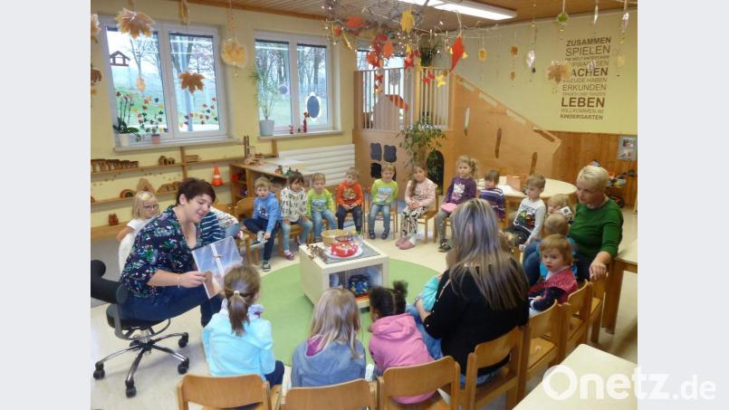 MdL Anna Toman bei der Bärengruppe im Kindergarten in Bärnau: Gespannt und fasziniert lauschten die Kinder der Geschichte vom „Regenbogenfisch“. Bild: bir